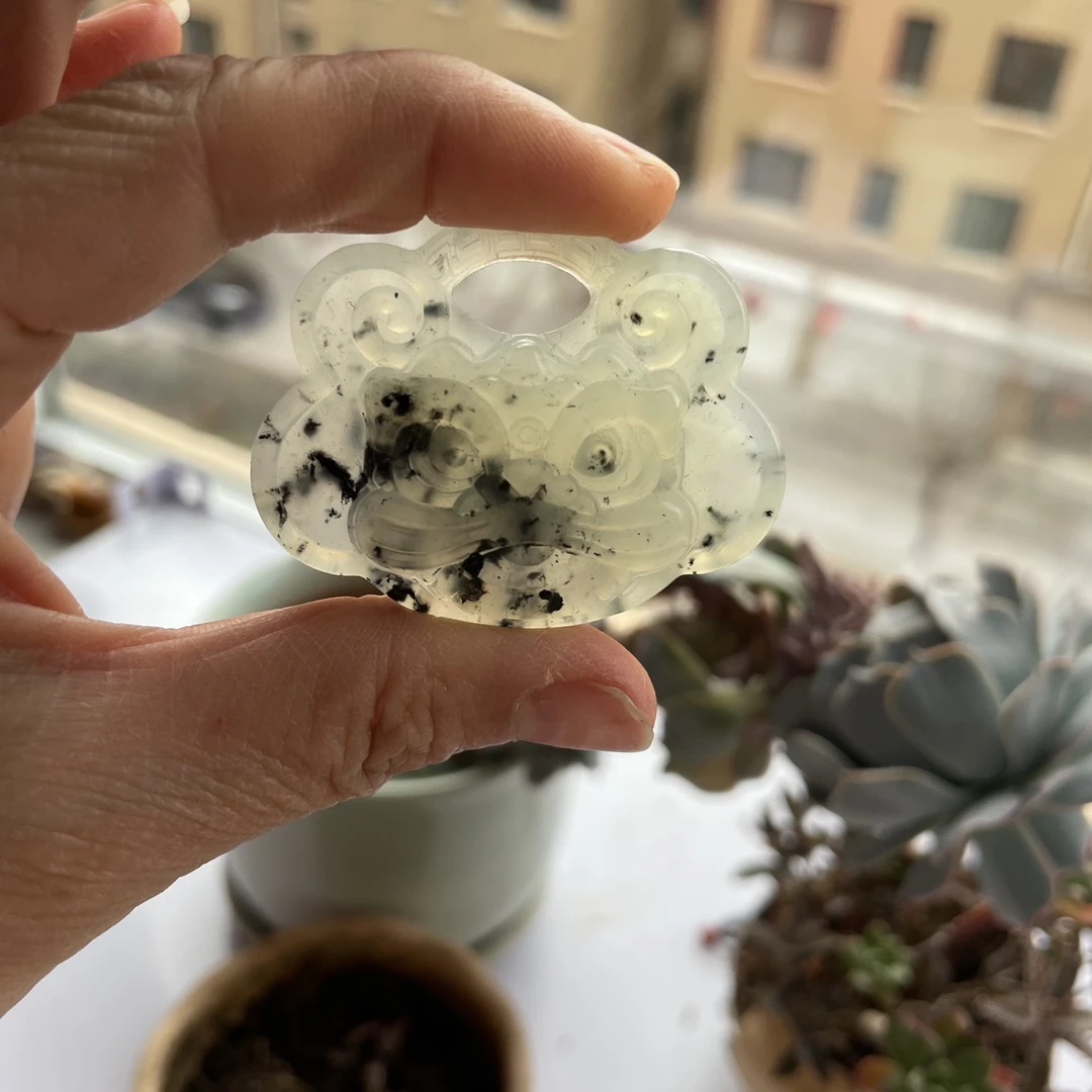 岫玉水墨醒狮锁吊坠