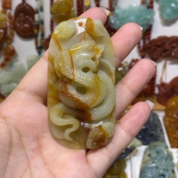 用***少未镶嵌蛇纹石玉颈饰