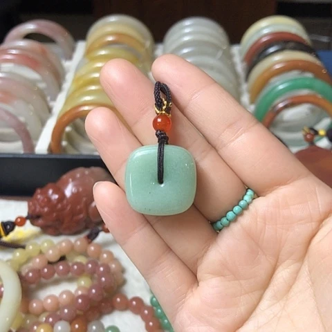 石英质玉未镶嵌颈饰