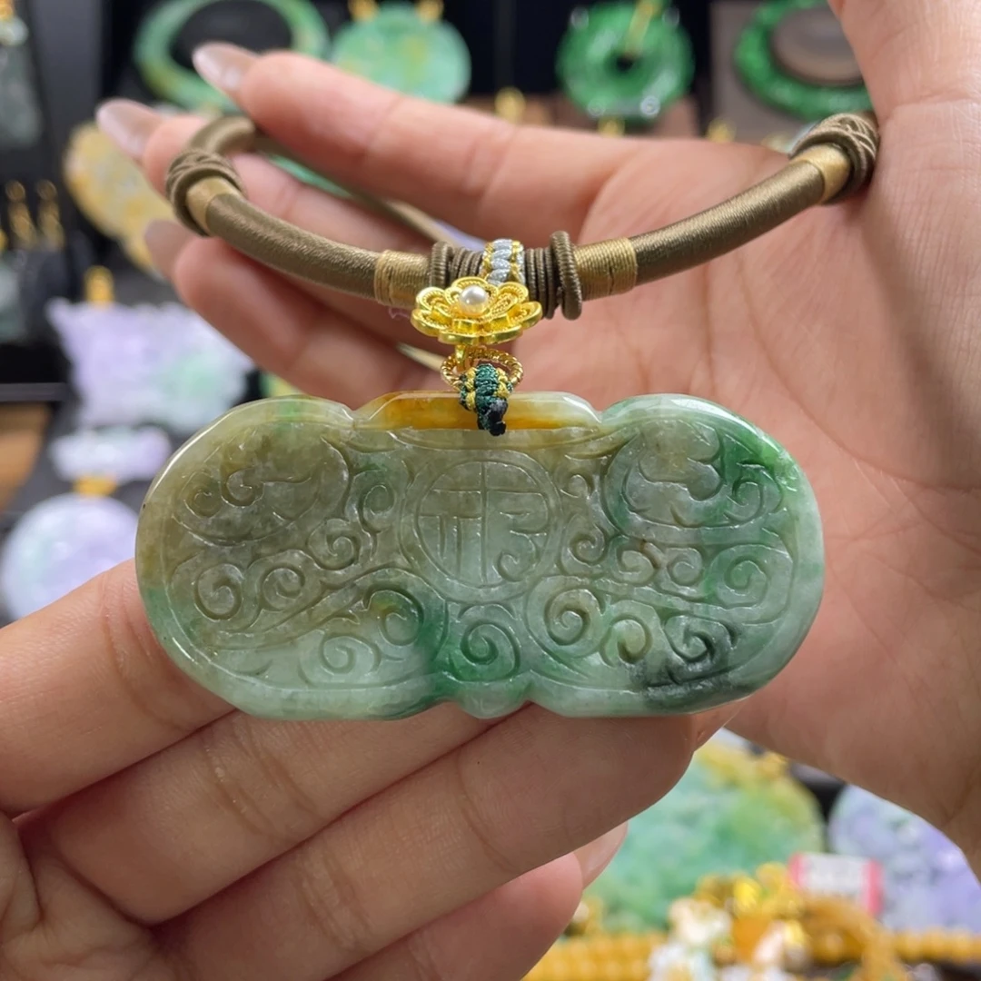 翡翠未镶嵌颈饰待编织