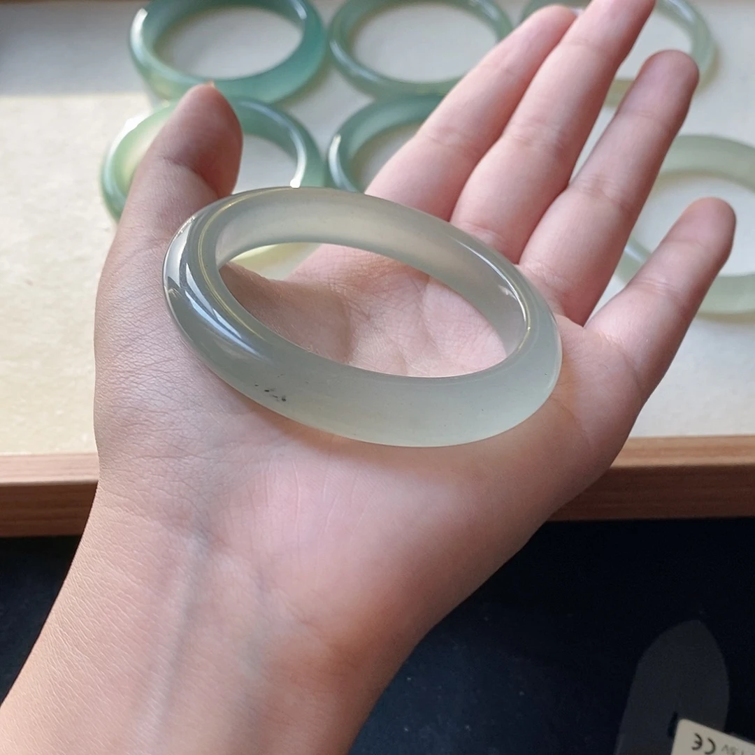 吉****石英质玉未镶嵌手镯