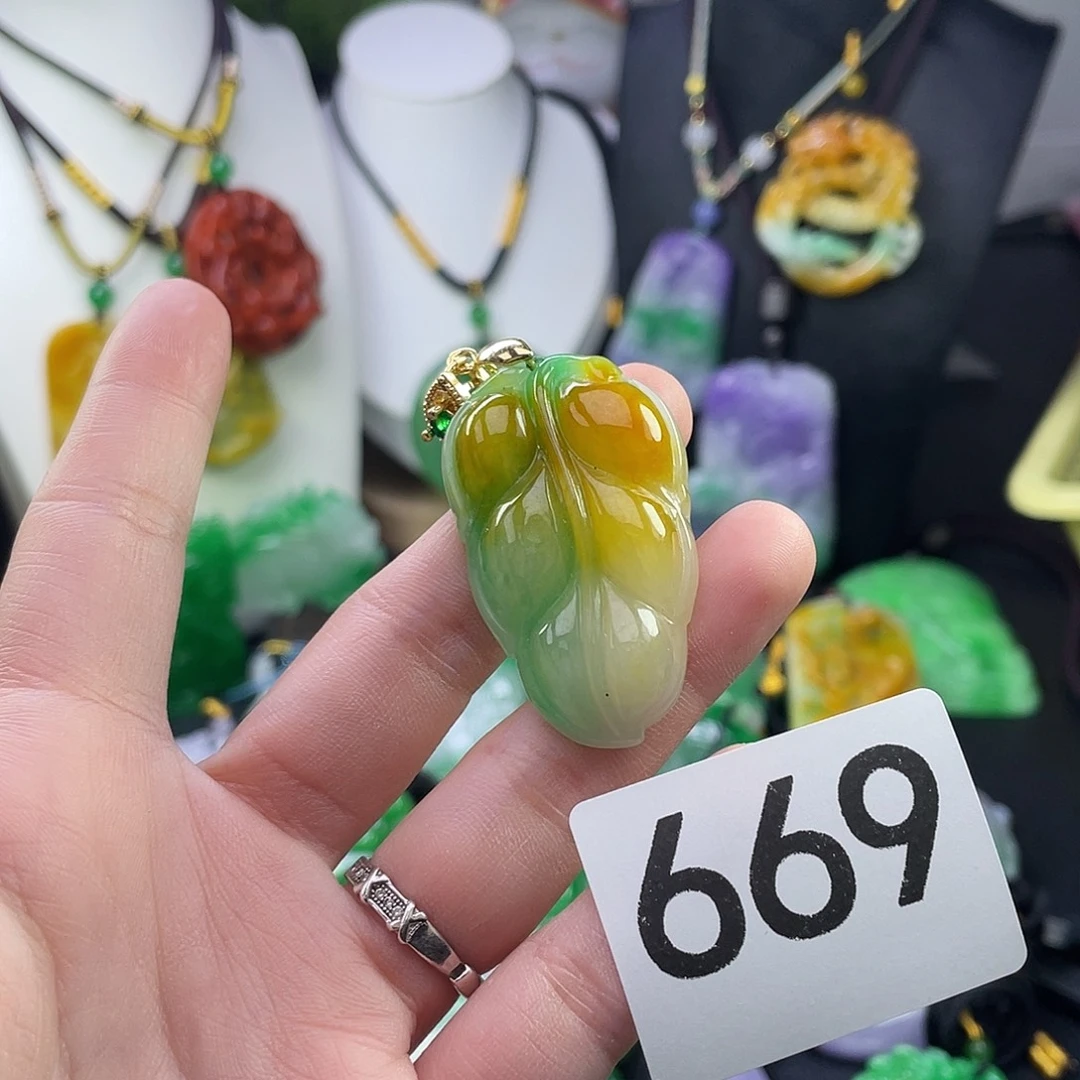 翡翠未镶嵌吊坠(赠链)