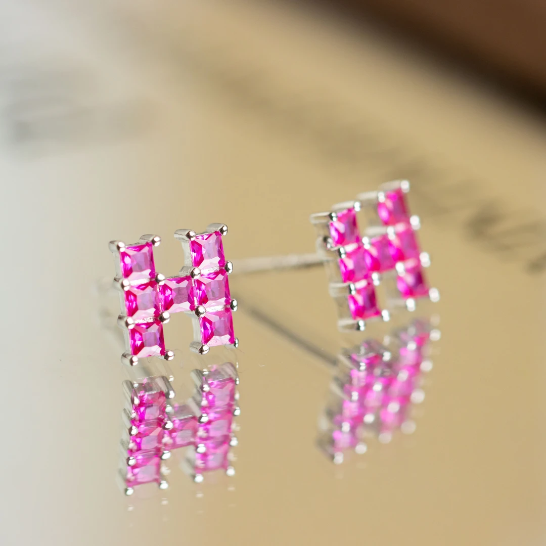 培育红宝石S925银素银镶嵌红宝石H型时尚小众女款耳钉 1克拉