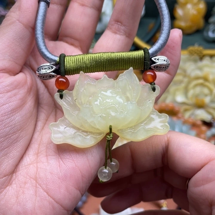 蛇纹石玉吊坠合金