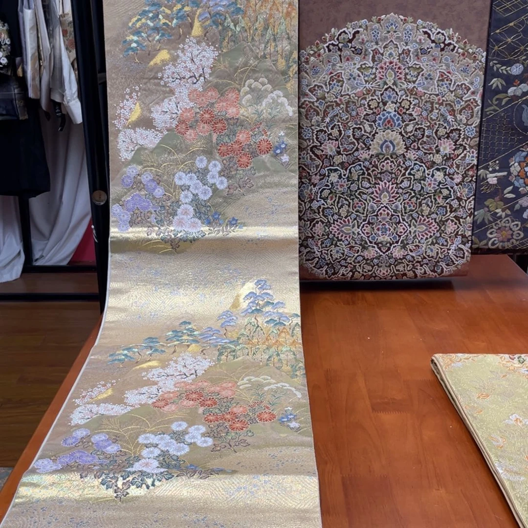 织绣织金连山菊纹