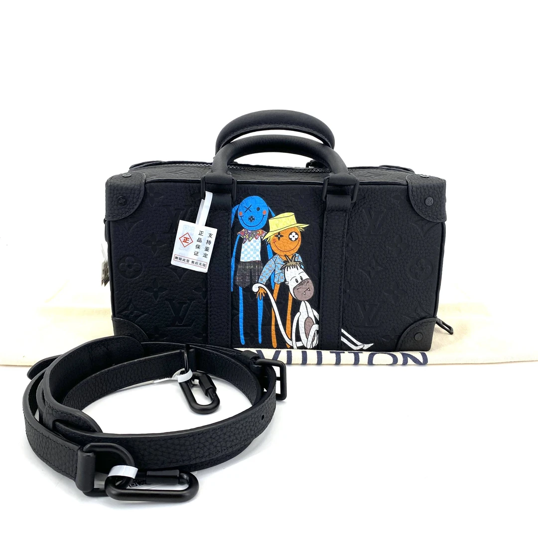 99新 LouisVuitton/路易威登 黑色压花soft trunk斜挎包  尺27/15