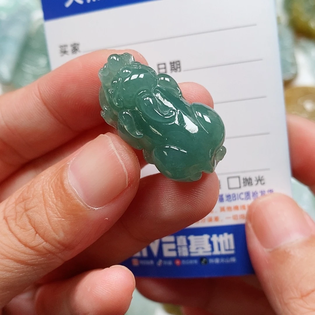 翡翠未镶嵌颈饰貔貅