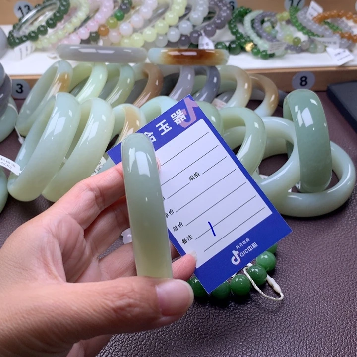 和田玉未镶嵌手镯