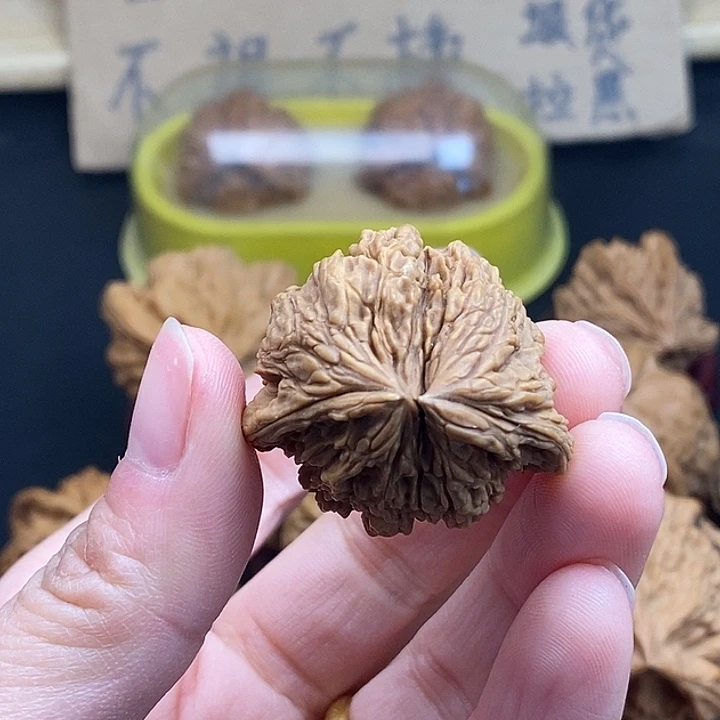 知***足文玩核桃吊坠黄瑕疵不退不换