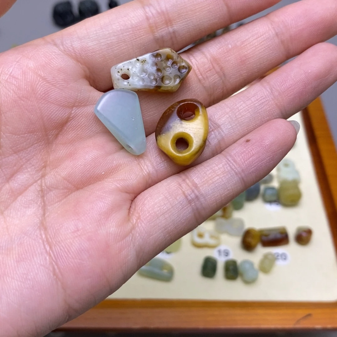 六***六蛇纹石玉未镶嵌配饰