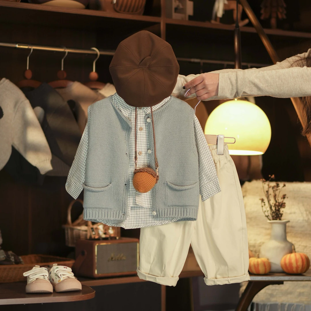 【俩只橙】《春》马卡龙~多巴胺口袋针织马甲+气泡感衬衫+贴标棉布裤