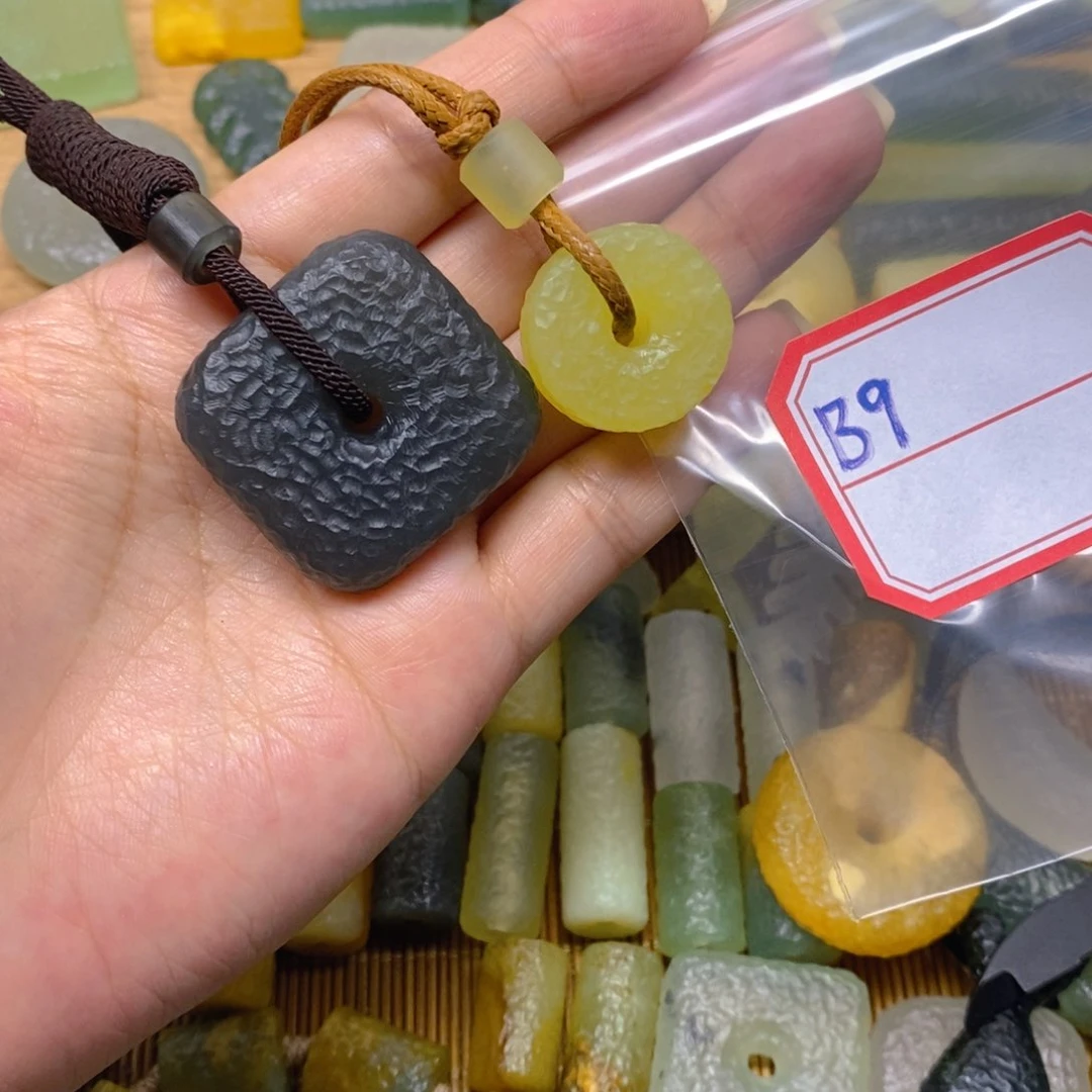 蛇纹石玉未镶嵌颈饰惬*?
