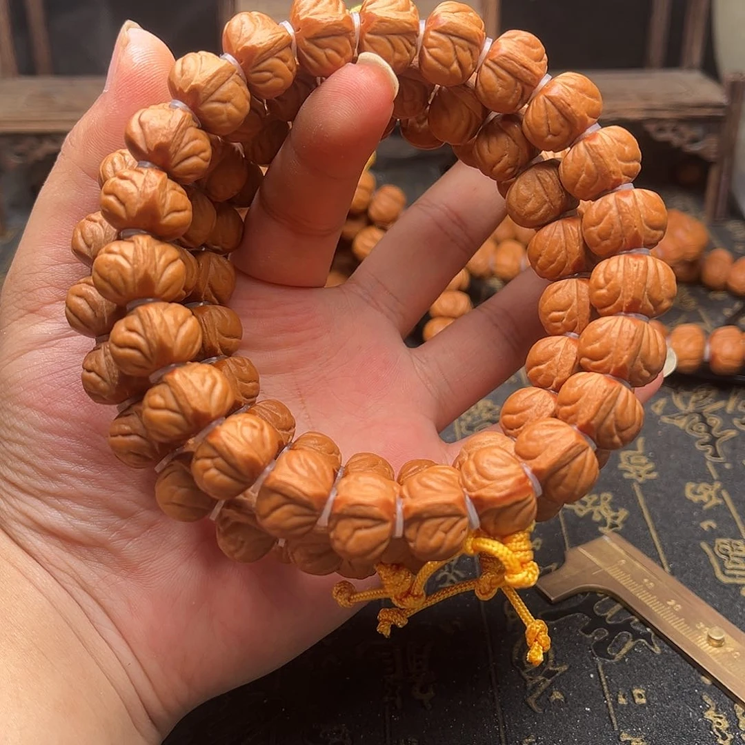 桃核吊坠桃和手持