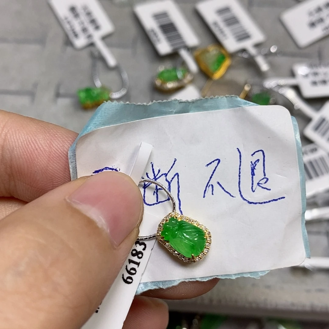 【闪购商品】18K金镶嵌戒指翡翠空*吊坠