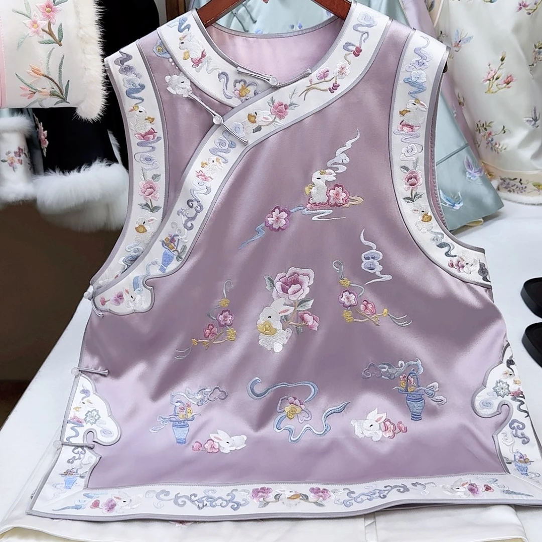 织绣真丝烟紫色小兔子马甲