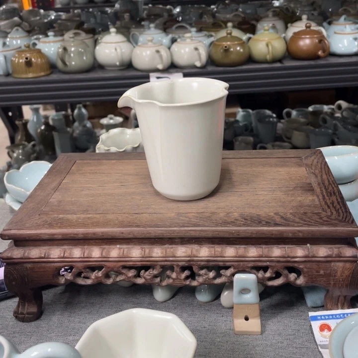 摆件月白釉海棠公道