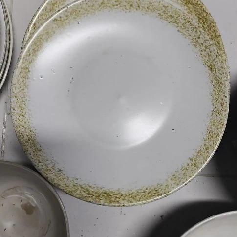 瓷片瓷片，各种摆件，均有瑕疵。沙锅！