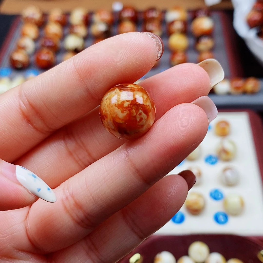 狼***腾琥珀未镶嵌裸石蜜蜡