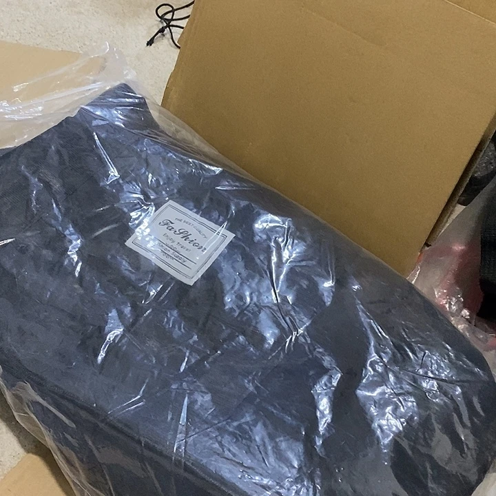 带小轮的包一个，黑色