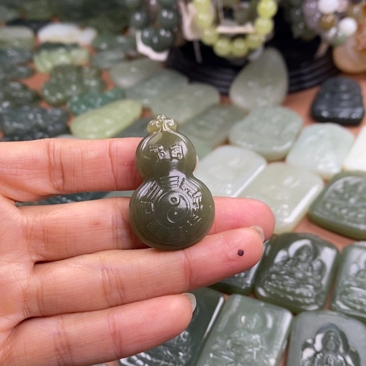 和田玉未镶嵌颈饰予