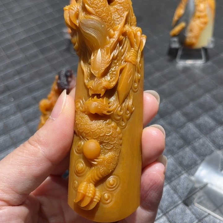 石英质玉（黄龙玉）未镶嵌颈饰