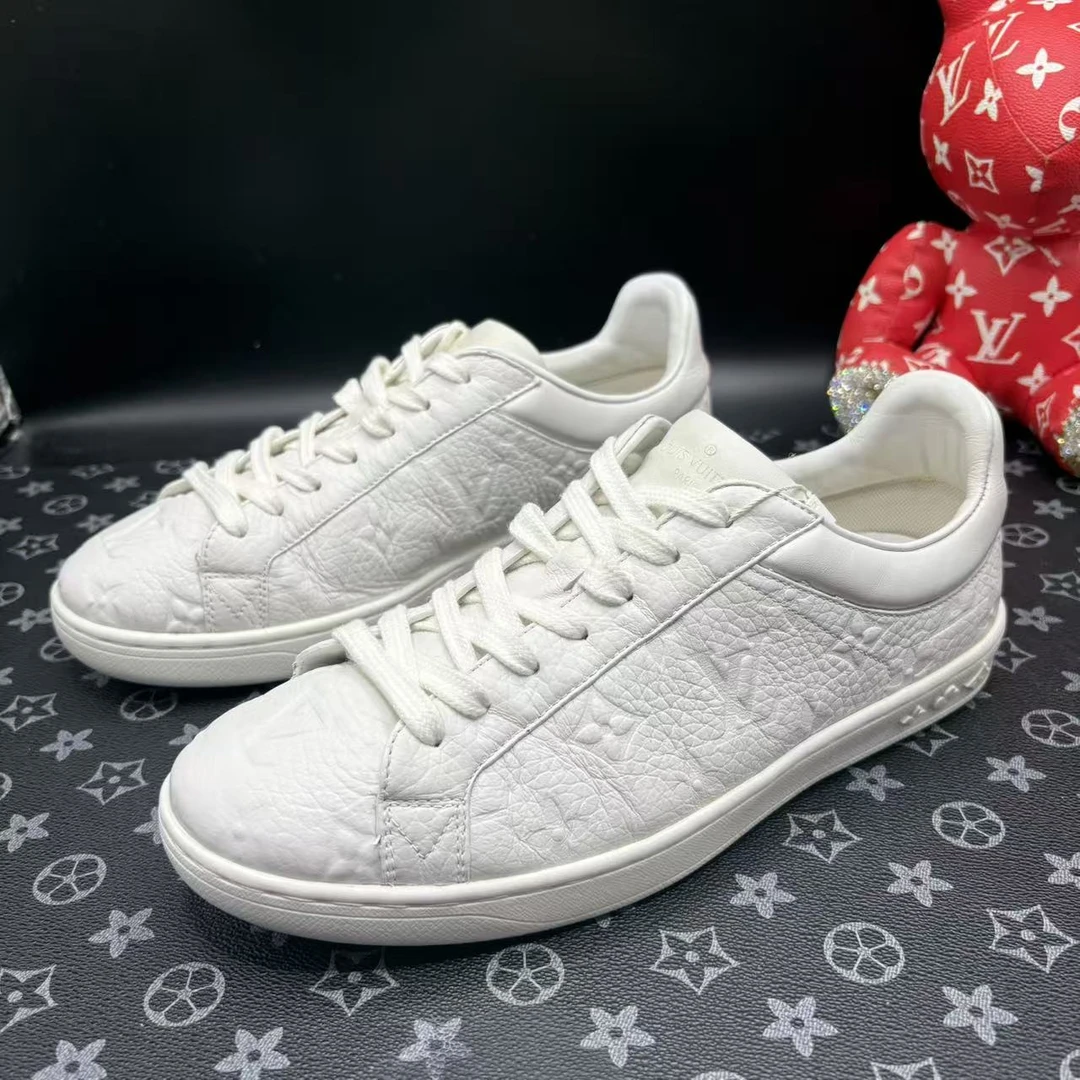 95新 LouisVuitton/路易威登 白色浮雕卢森堡板鞋 39欧 ddm3441