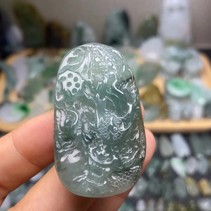 翡翠未镶嵌颈饰龙