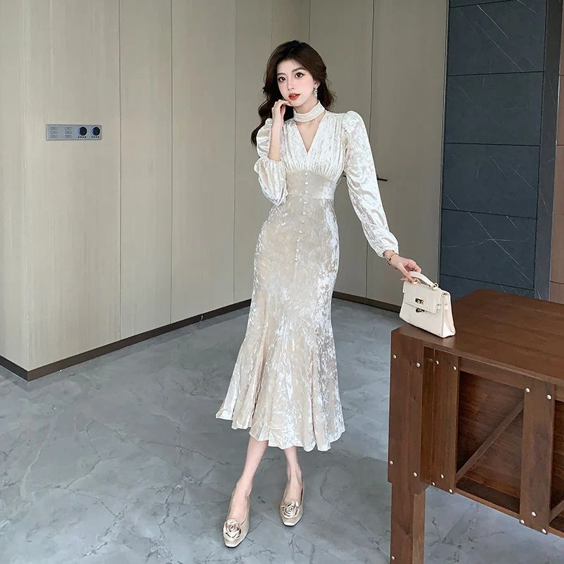 名媛风高级感鱼尾中长裙女装法式气质性感V领长袖长款连衣裙白色