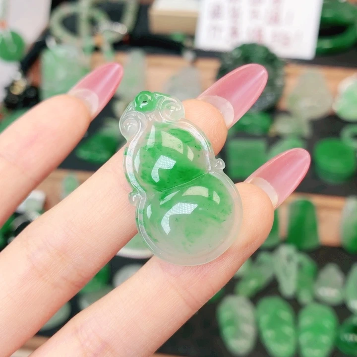 石英质玉（非洲翠）未镶嵌颈饰