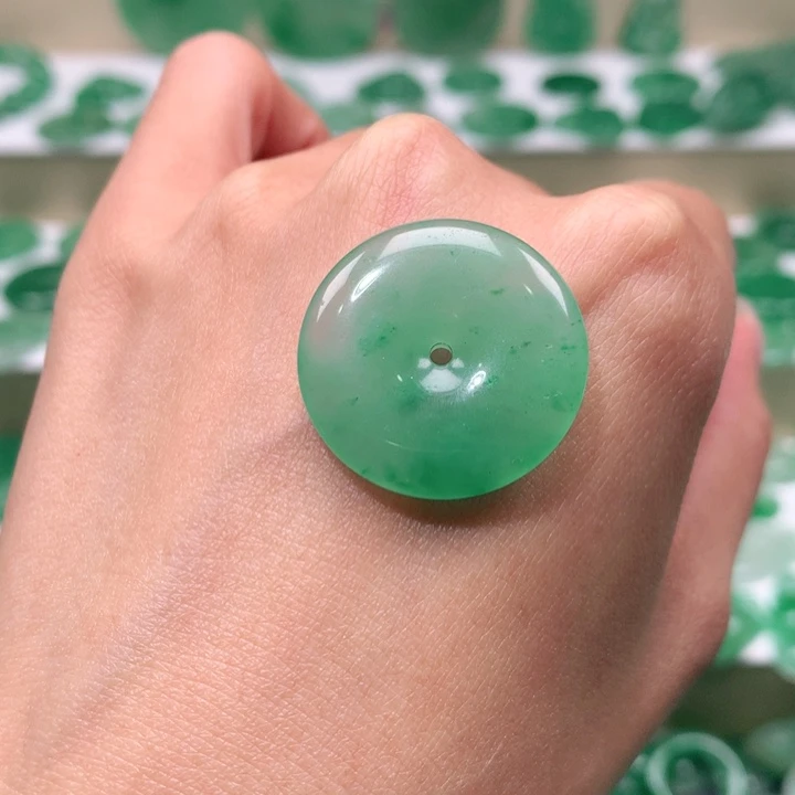 颈饰未镶嵌石英质玉