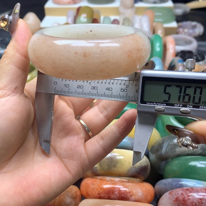 未镶嵌手镯石英质玉