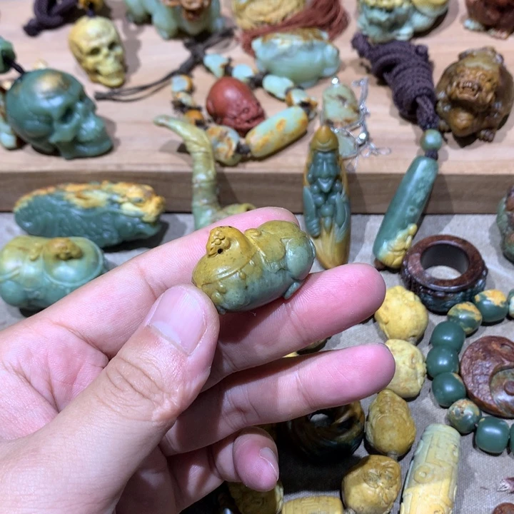 未镶嵌岫岩河磨玉（透闪石质玉）挂件