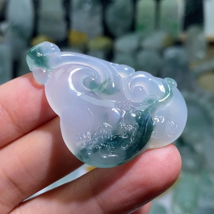 提***伤翡翠未镶嵌颈饰如意