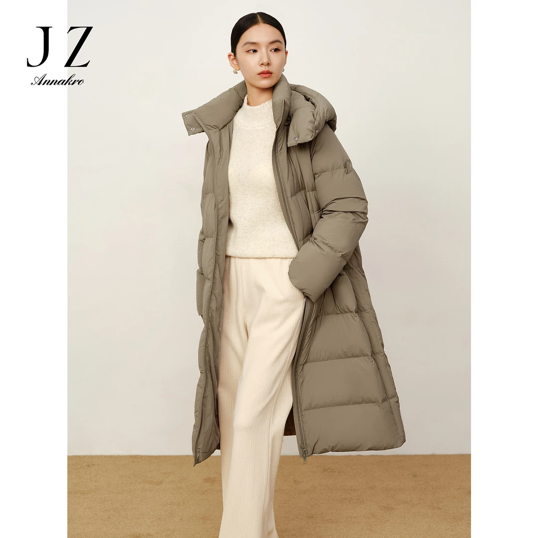 玖姿安娜蔻零压云感休闲保暖帽领插肩长羽绒女2023冬季