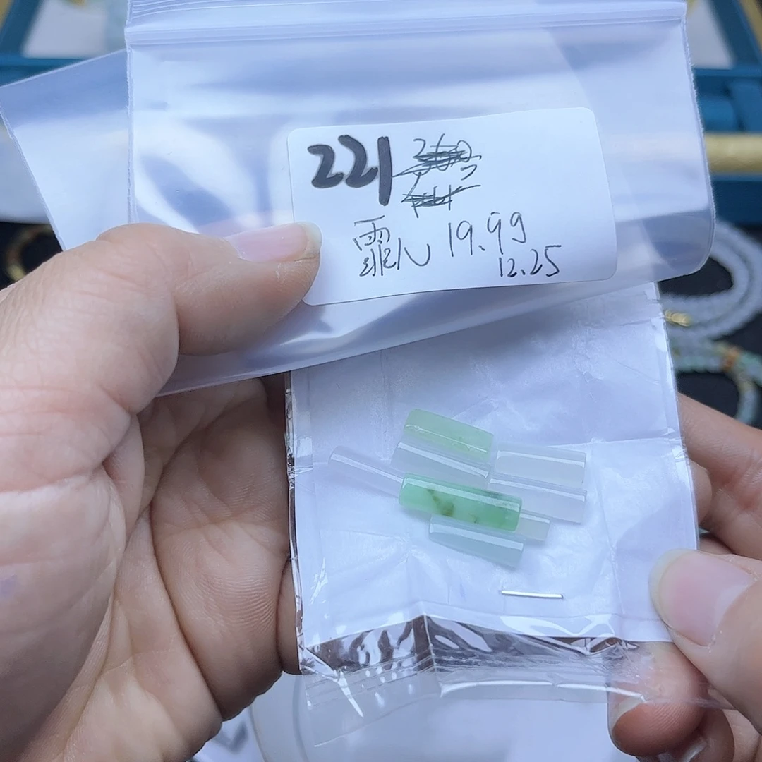 霏***儿翡翠未镶嵌颈饰不退