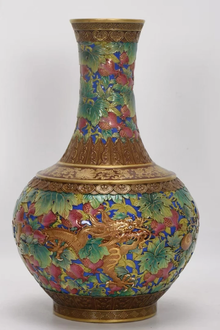 珐琅彩雕刻描金龙穿花卉纹赏瓶