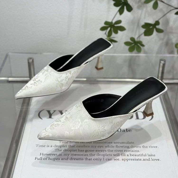 超火国风包头半拖鞋女夏外穿2025新款百搭复古刺绣尖头细跟高跟鞋