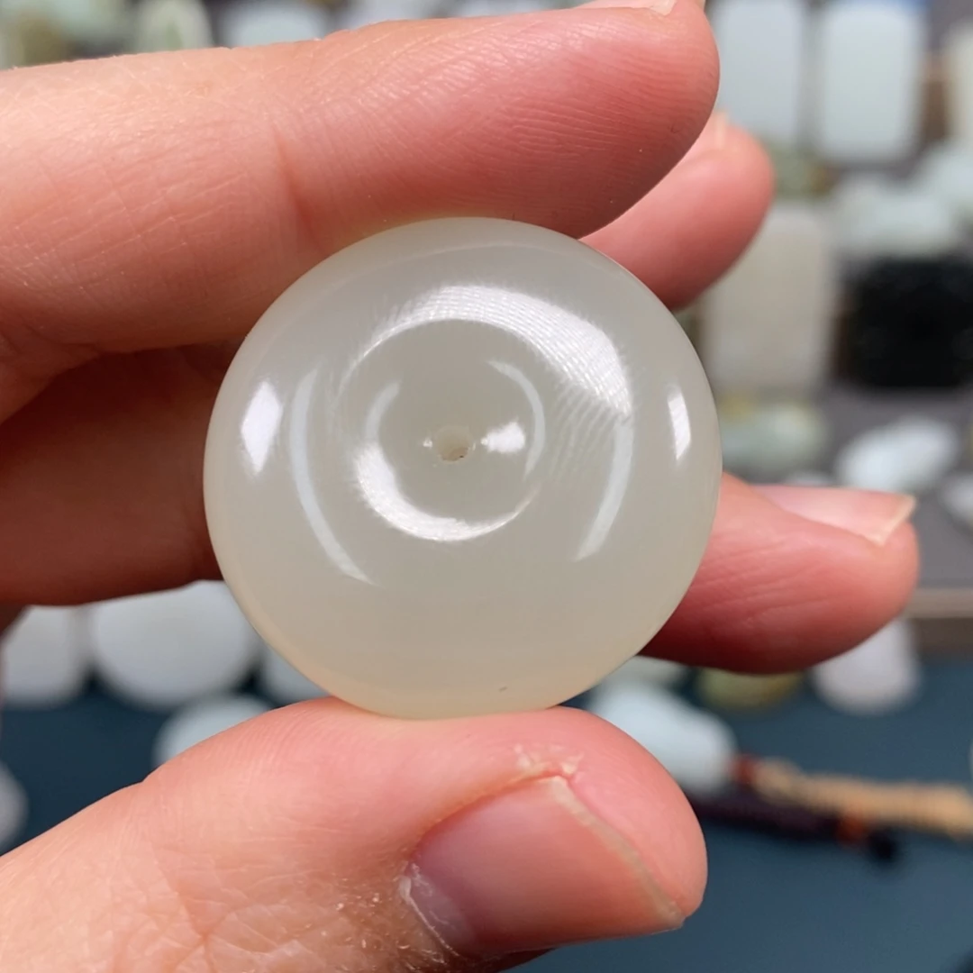 和田玉颈饰未镶嵌平安扣