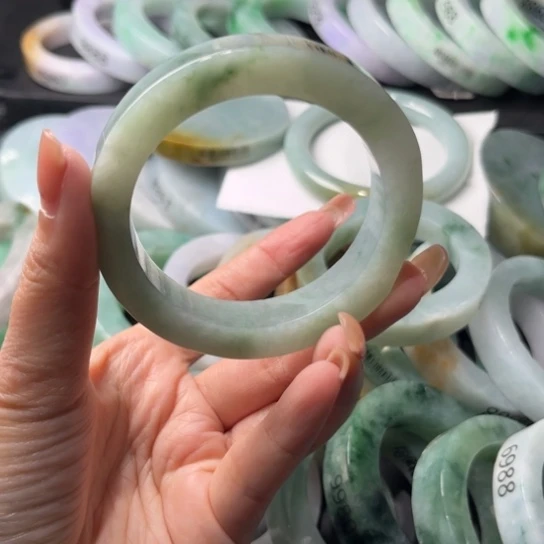 定制翡翠未镶嵌翡翠手镯