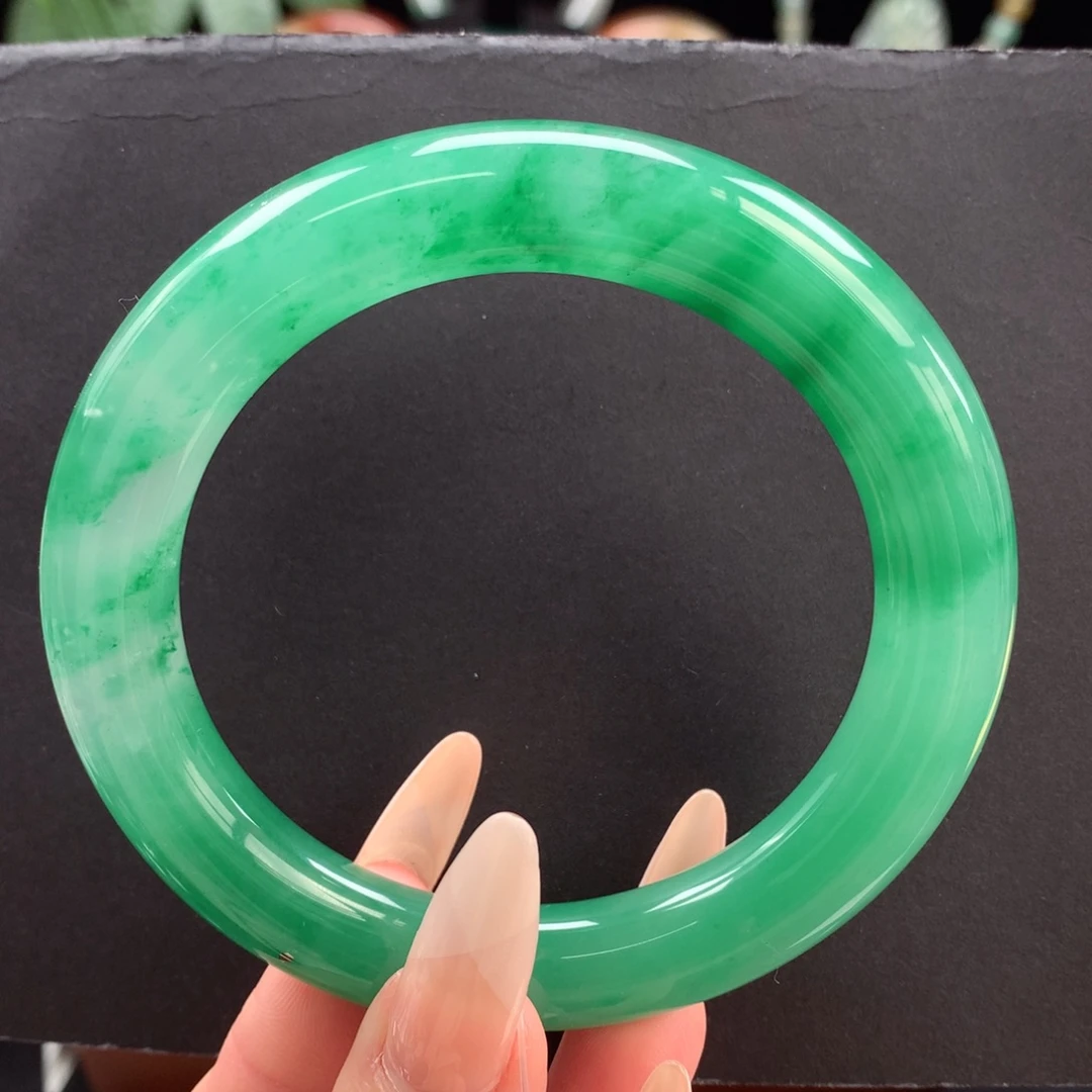 吴***蕾石英质玉未镶嵌手镯