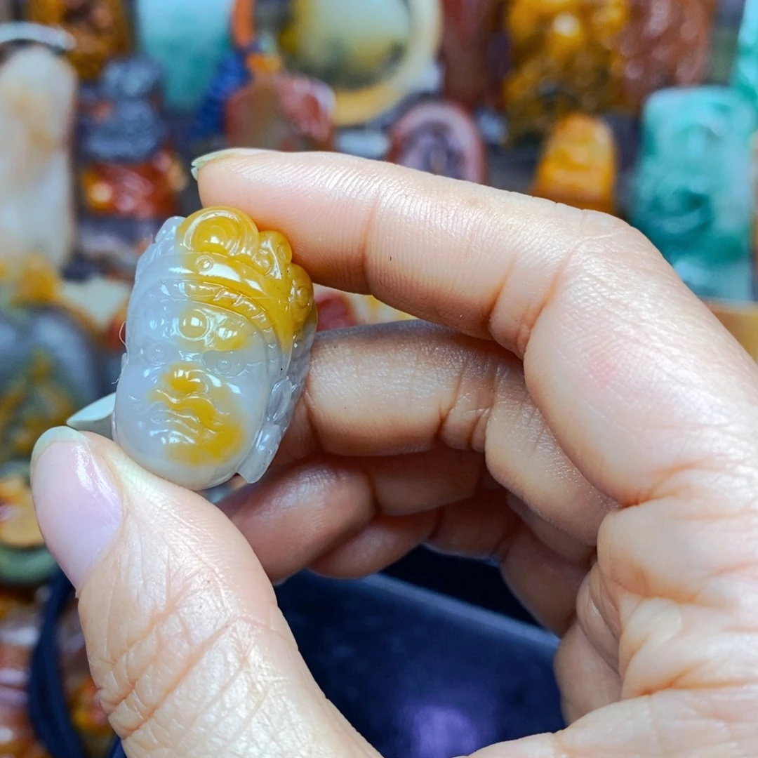 石英质玉（黄龙玉）未镶嵌颈饰