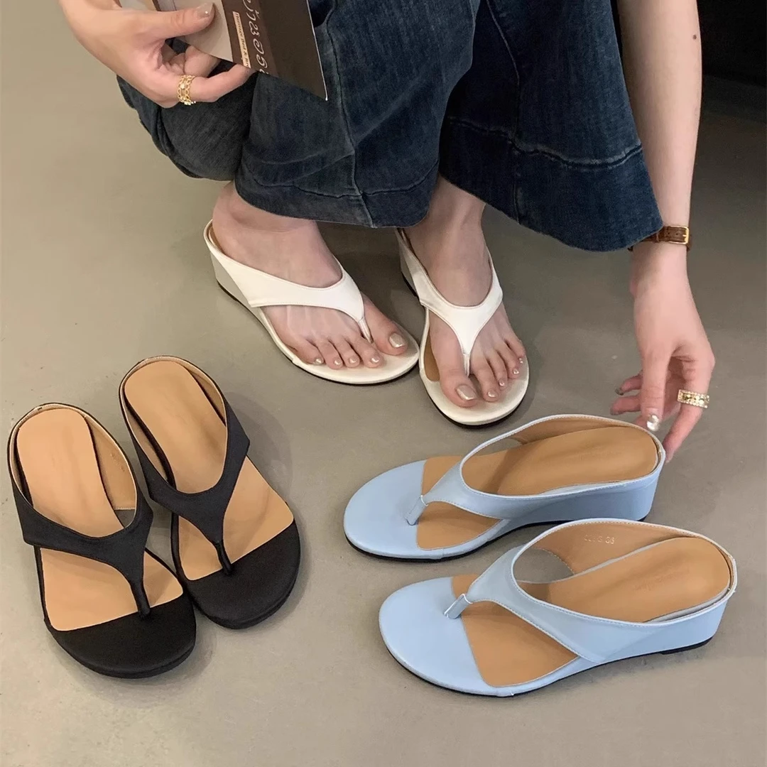 啄木鸟2025夏季新款金属扣夹脚人字拖平底软底露趾高跟女凉拖外穿