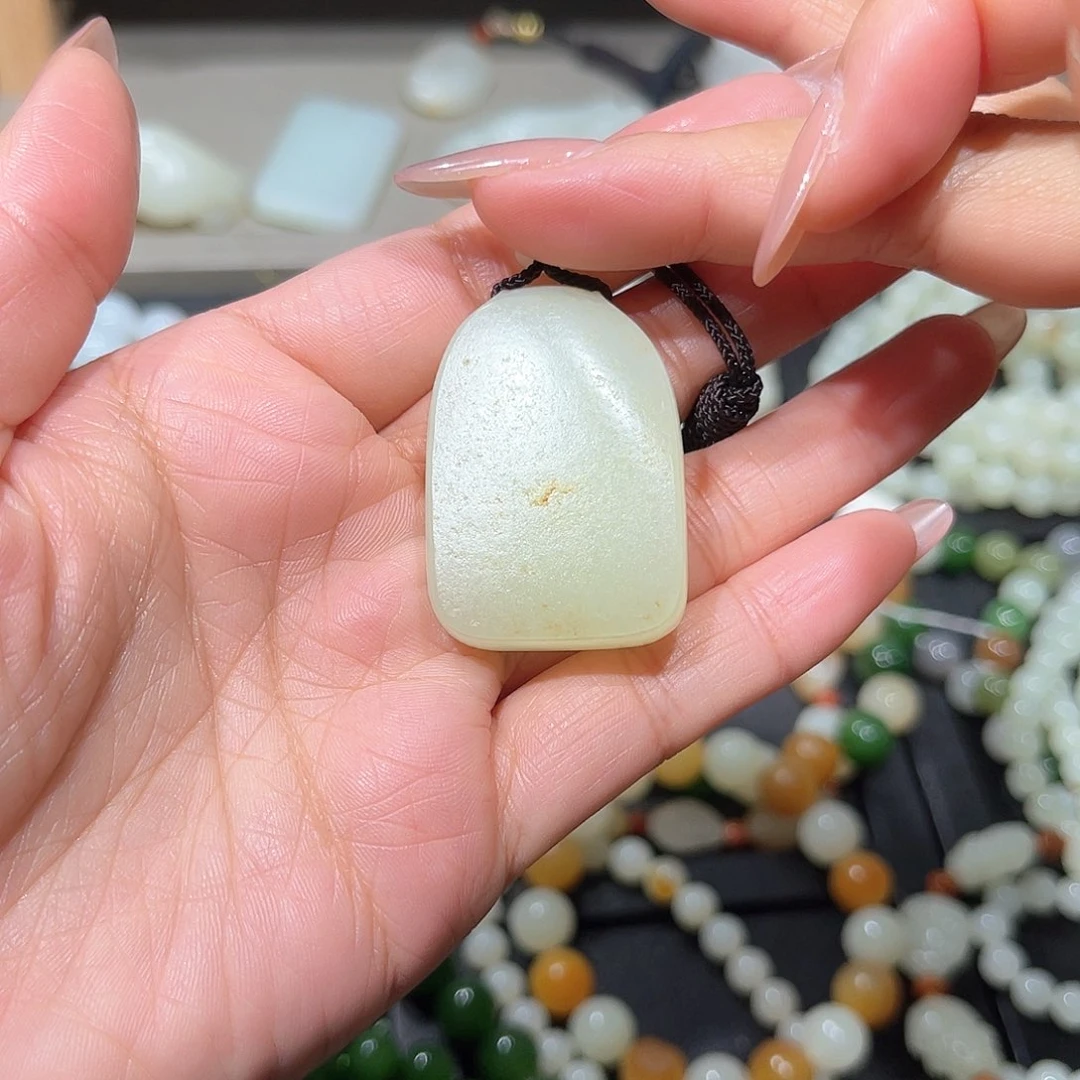 和田玉颈饰未镶嵌最****?