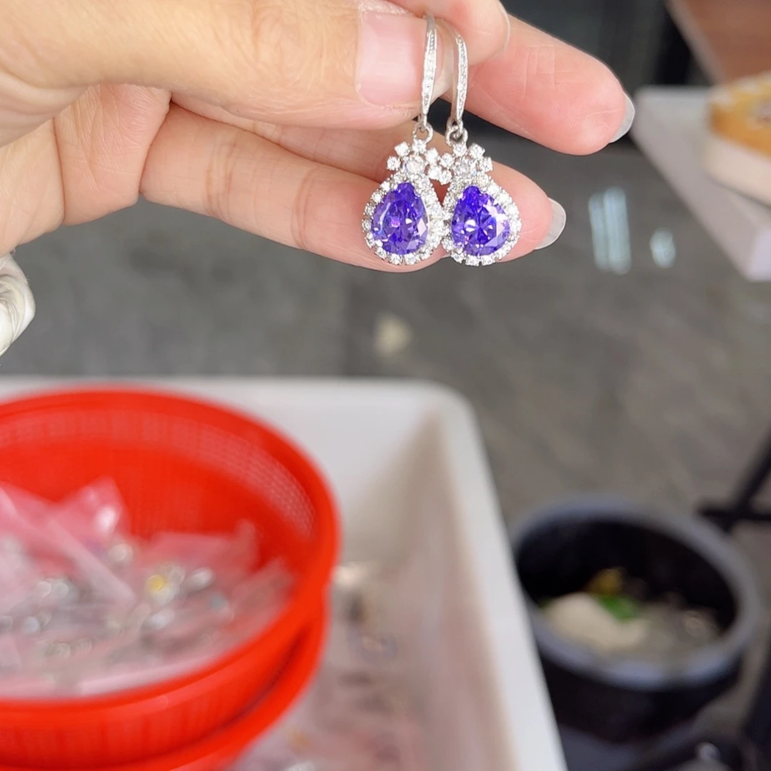 耳饰彩色蓝宝石银S925镶嵌E****?