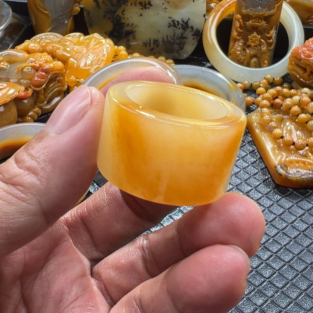 颈饰未镶嵌石英质玉