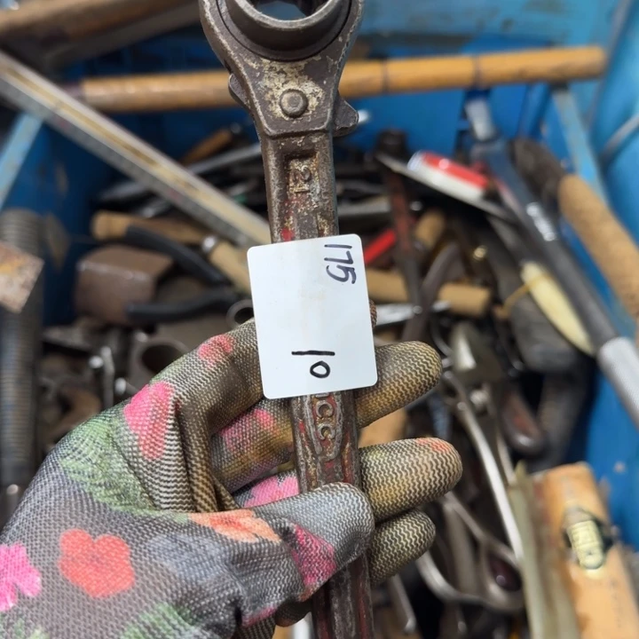 中***白家用五金工具一个