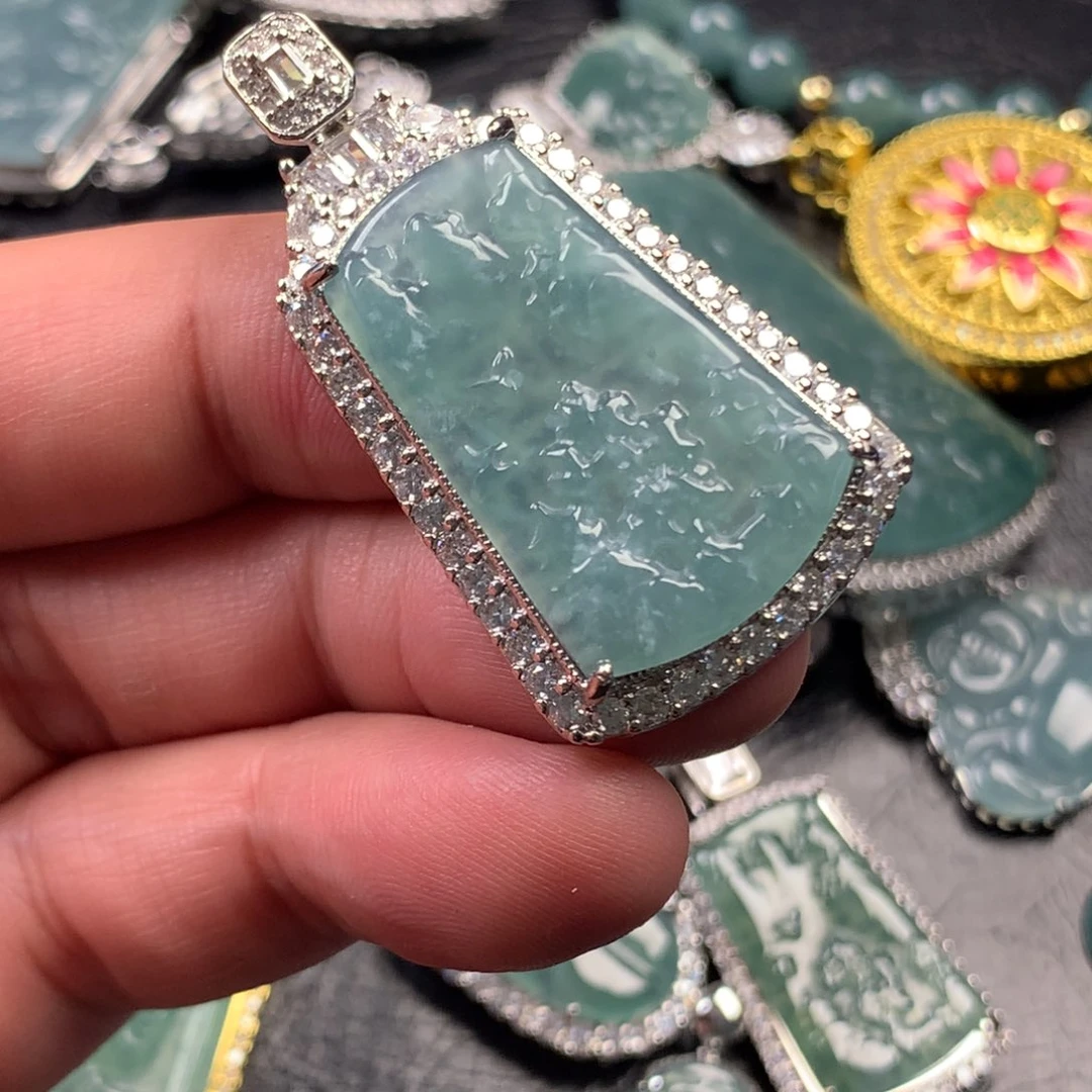 翡翠未镶嵌颈饰山水