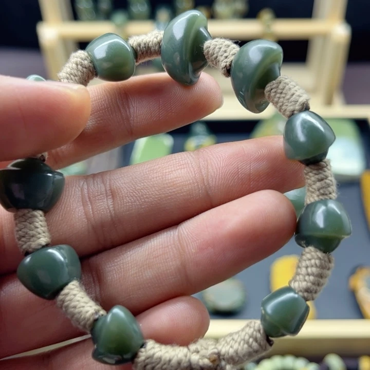 圆***岫岩老玉（透闪石质玉）未镶嵌颈饰