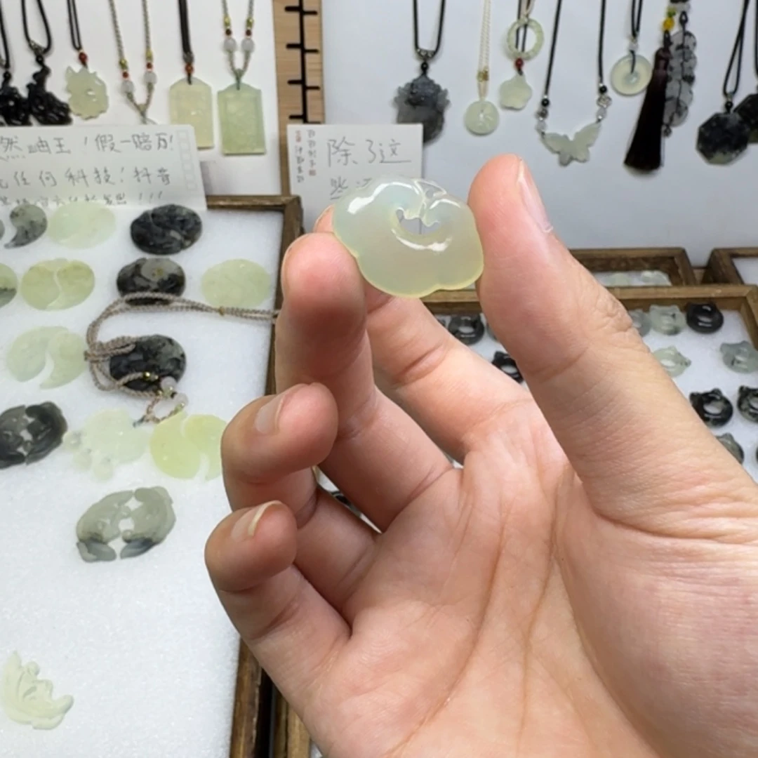 熊***哦蛇纹石玉未镶嵌吊坠