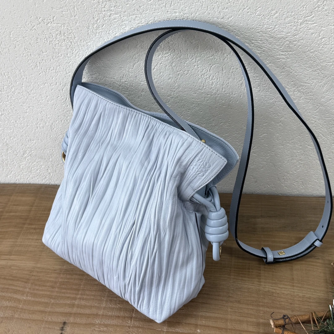 95新 LOEWE/罗意威 现代款蓝色褶皱抽绳福袋单肩斜挎包 118766